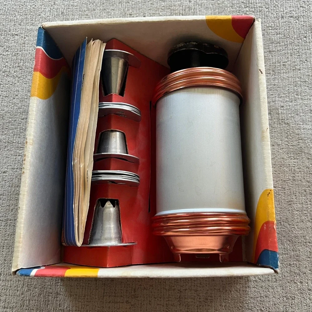 Vintage Mirro Cookie Pastry Press M-0358-22 Aluminum Copper 12 Discs 3 Tips Box